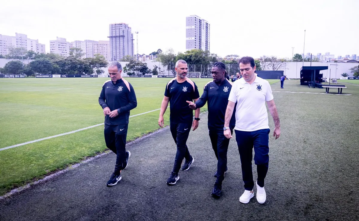 Seedorf deve contar com panorama de William Batista sobre jovens da base do Corinthians