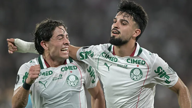 Flaco López jogador do Palmeiras comemora seu gol com Giay. Foto: Thiago Ribeiro/AGIF