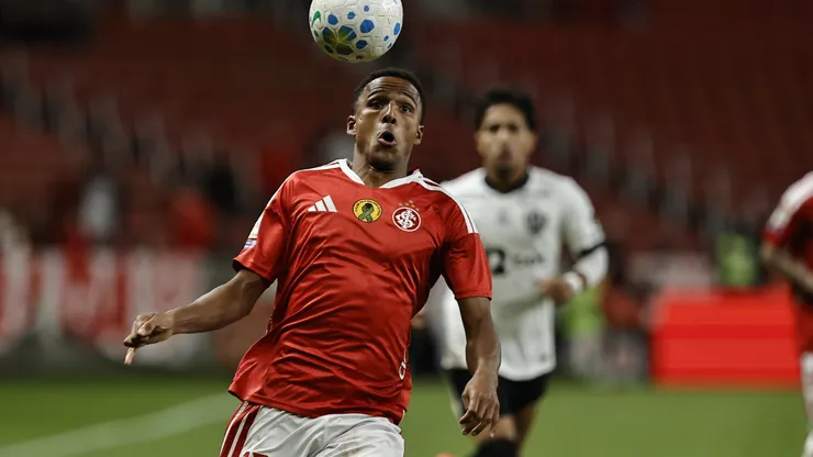 Eliasson perde espaço no Inter. Roberto Vinicius/AGIF.