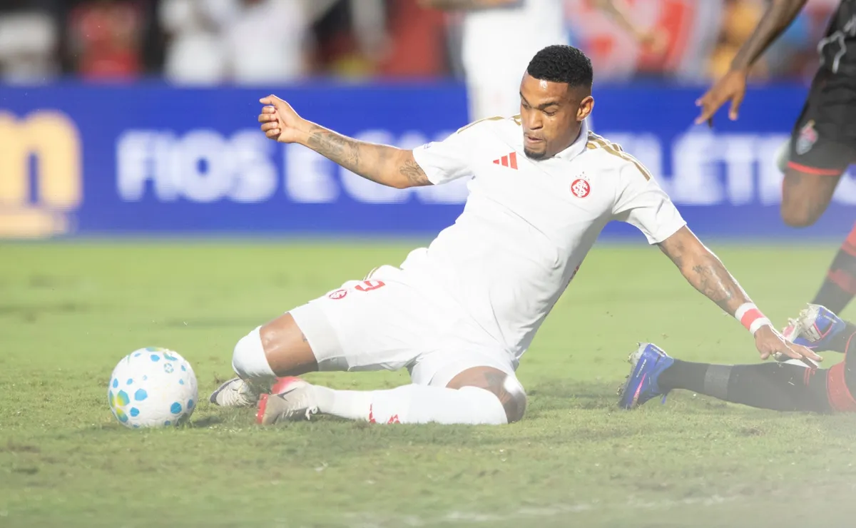 Análise: Alerrandro melhora com Eduardo Baptista e segue titular do Inter mesmo com volta de Sanabria