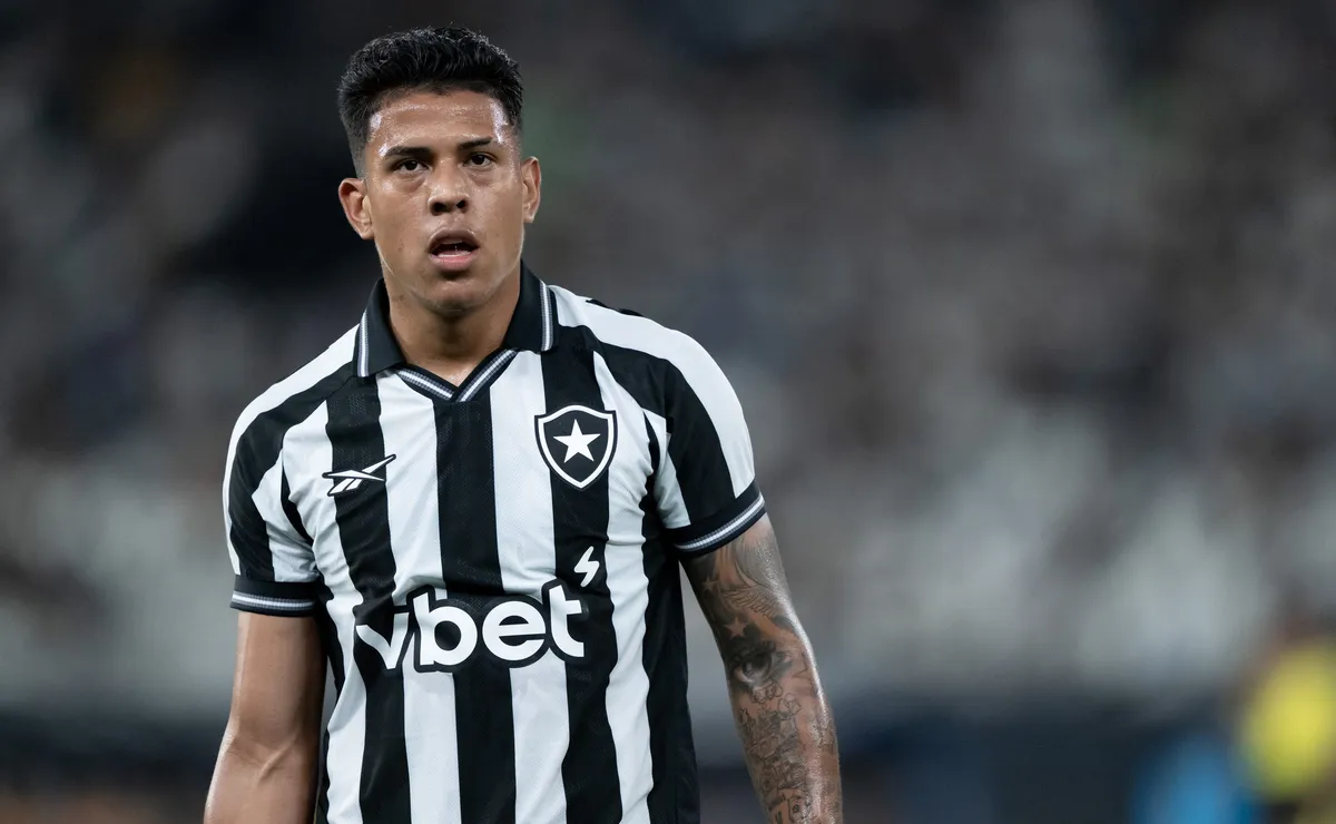 Matheus Martins volta a ganhar espaço no Botafogo após negociação frustrada e chegada de Tite