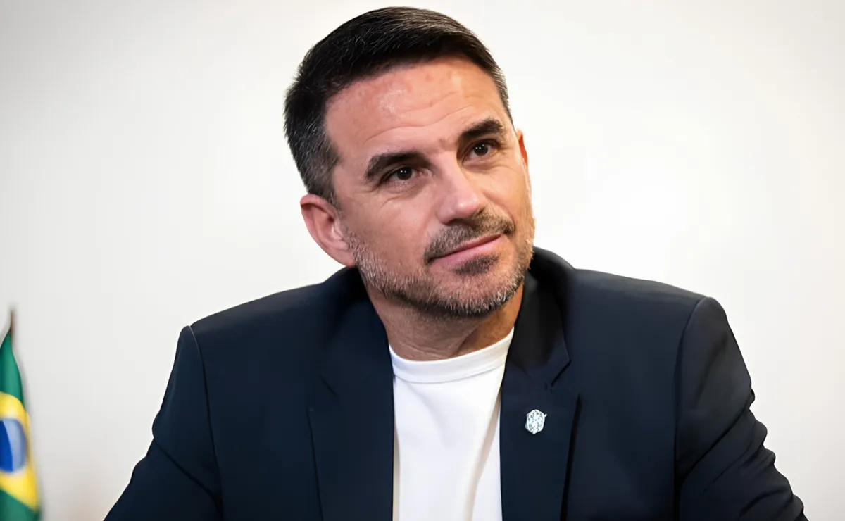 Leonardo Aquino viaja ao Rio e se reúne com Bandeira de Mello e Rodrigo Caetano