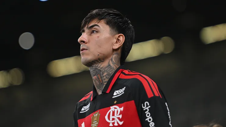 Pulgar, do Flamengo, foi absolvido pelo STJD de entrada dura em Castillo no Fla-Flu - Foto: Pedro Vilela/Getty Images