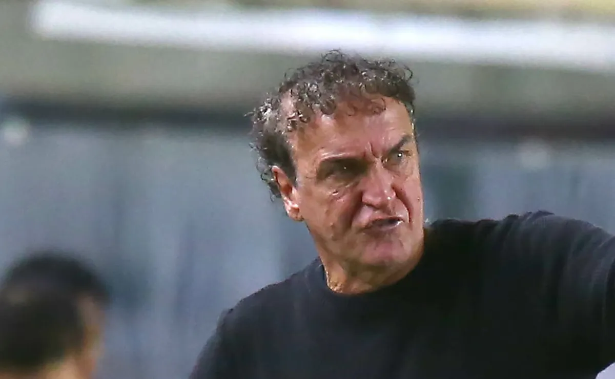 Opinião: Cuca erra ao esboçar o Santos com um time superofensivo e precisa buscar o equilíbrio