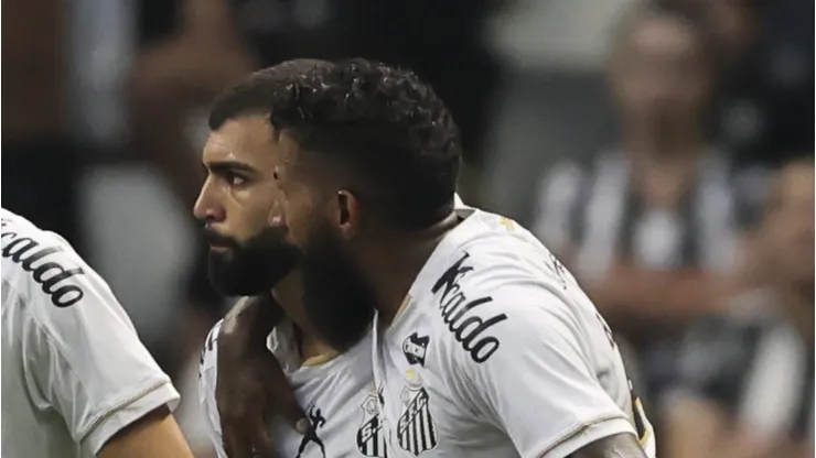 Gabigol ao lado de Rodinei em derrota para o Atlético-MG, na Arena MRV.