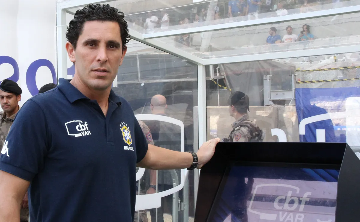 CBF escala VAR que ignorou expulsão de Pulgar para trabalhar em Athletico-PR x Palmeiras