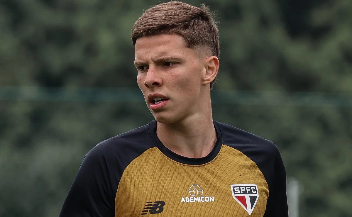 Gustavo Santana recebe sondagens do exterior, e São Paulo adia renovação