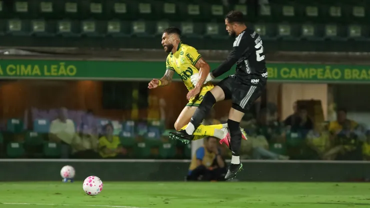 Matheus Cunha foi expulso em Mirassol x Inter. Fabio Lopes/RP FOTOPRESS/AGIF.