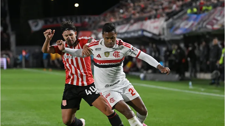 Alex Sandro em ação contra o Estudiantes - Foto: Marcelo Endelli/Getty Images