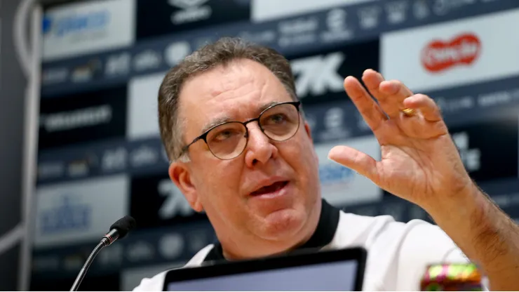 Marcelo Teixeira durante entrevista na Vila Belmiro.
