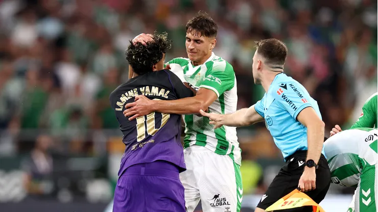 Facundo Bernal disputa lance com Lamine Yamal antes de receber um cartão vermelho durante a partida da LaLiga. (Photo by Fran Santiago/Getty Images)