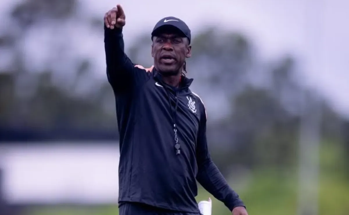 Seedorf abre laboratório no Corinthians e observa cinco promessas da base em treinamento tático