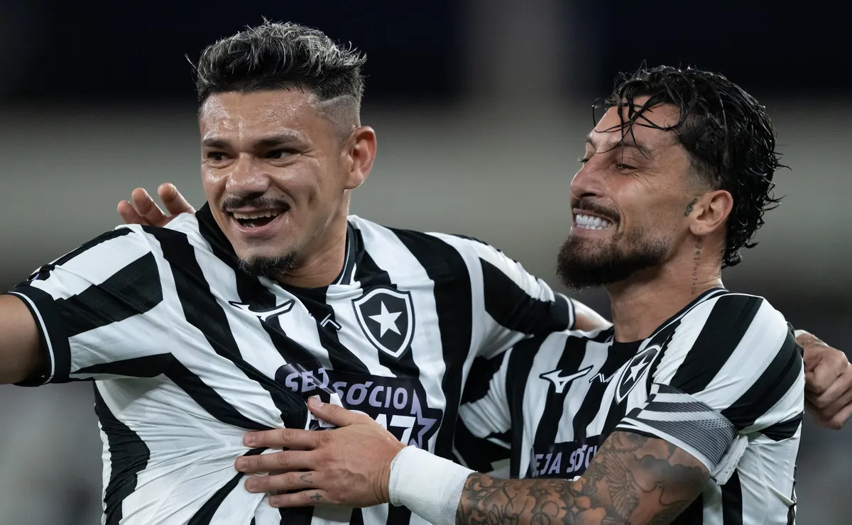 Com gol de Tiquinho Soares, Botafogo venceu a Chapecoense em casa pelo Brasileirão
