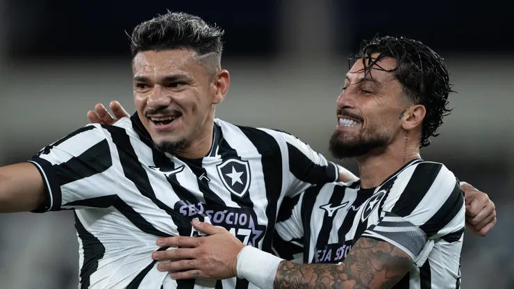 Tiquinho Soares jogador do Botafogo comemora seu gol com Alex Telles jogador da sua equipe durante partida contra o Chapecoense. Foto: Jorge Rodrigues/AGIF