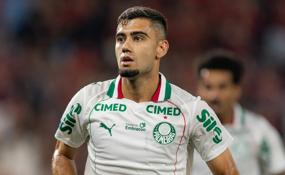 Palmeiras encontra soluções no ataque, faz 2 x 0 no Athletico mas expulsão de Andreas muda o cenário