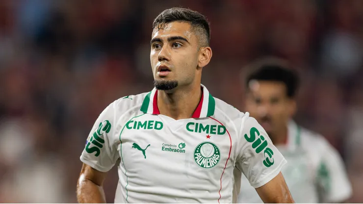 PR - CURITIBA - 17/10/2026 - BRASILEIRO A 2026, ATHLETICO-PR X PALMEIRAS - Andreas Pereira jogador do Palmeiras durante partida contra o Athletico-PR no estadio Arena da Baixada pelo campeonato Brasileiro A 2026. Foto: Paulo De Tarso/AGIF