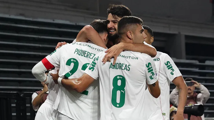 Jogadores do Palmeiras comemoram 2º gol contra a equipe do Athletico Paranaense, durante partida válida pela trigésima primeira rodada, do Campeonato Brasileiro, Série A, na Arena da Baixada. (Foto: Cesar Greco/Palmeiras/by Canon)