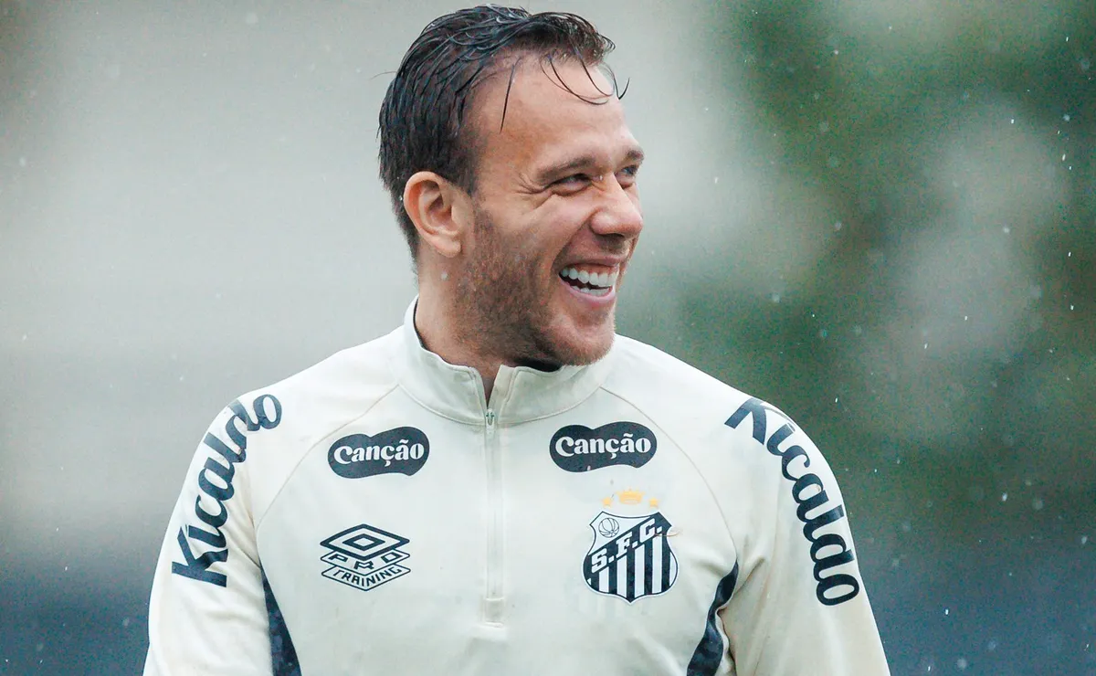 Arthur está feliz no Santos e se sente acolhido pelo elenco desde que chegou ao clube