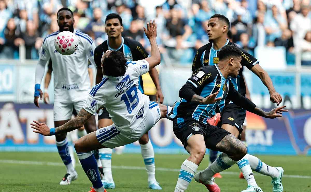 Grêmio leva quatro gols do Cruzeiro, sofre virada e vê Kaio Jorge brilhar marcar hat-trick