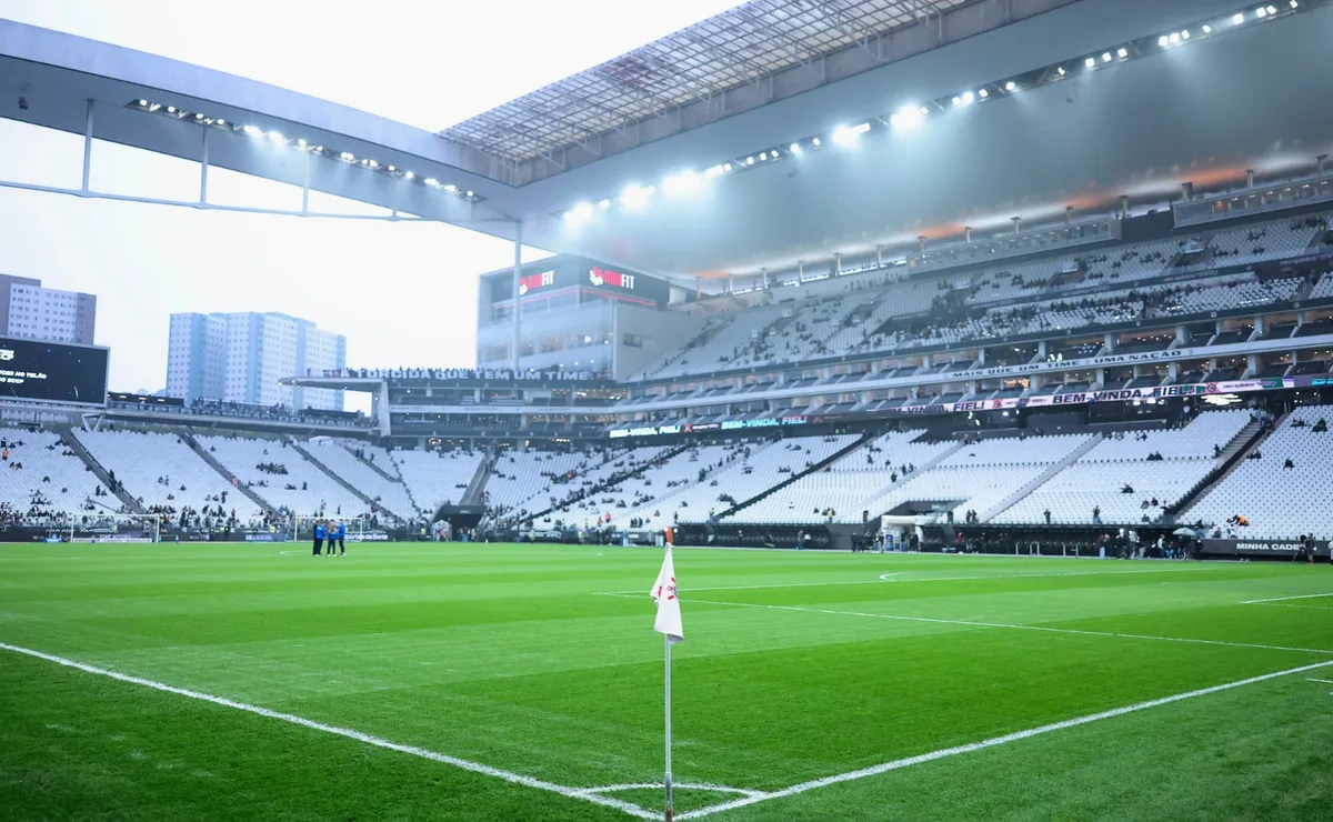 Corinthians traça estratégia com Seedorf e vê jogos em casa como fundamentais para reação