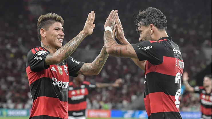 Paqueta e Carrascal jogadores do Flamengo comemora seu gol com Carrascal jogador da sua equipe durante partida contra o Mirassol no estadio Maracana pelo campeonato Brasileiro A 2026.