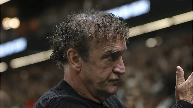 Cuca durante jogo do Peixe na Arena MRV.