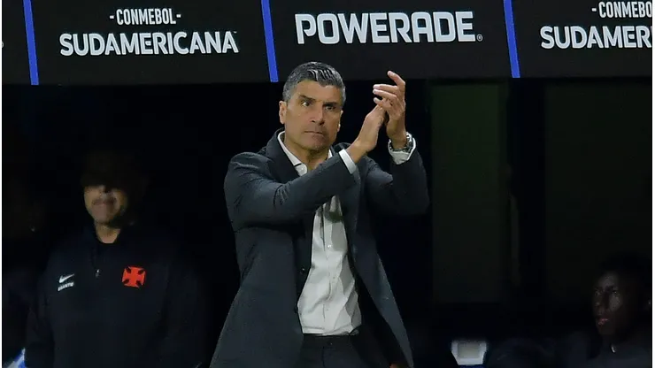 Pedro Emanuel, técnico do Vasco, durante a partida de ida das semifinais da Copa Sul-Americana contar o Boca Juniors. (Photo by Marcelo Endelli/Getty Images)