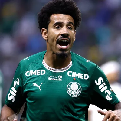 Encaixe no meio-campo define estratégia palmeirense na reta final