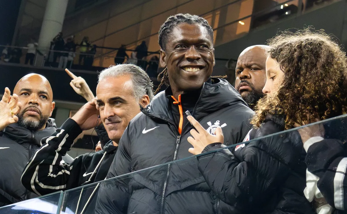 Seedorf entra no clima da Fiel e participa de “poropopó” antes de Corinthians x Vitória