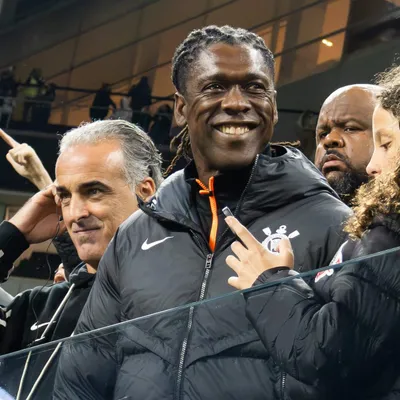 Seedorf faz “poropopó” com torcida do Corinthians
