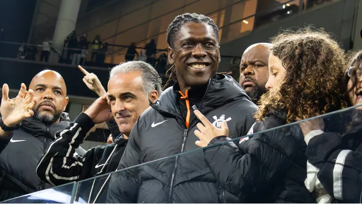 Clarence Seedorf técnico do Corinthians assiste o jogo com a torcida. Foto: Joisel Amaral/AGIF
