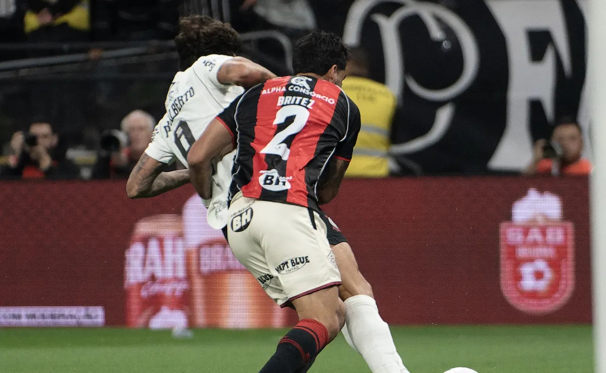 Torcida do Corinthians se revolta com possível pênalti não marcado em Yuri Alberto contra o Vitória