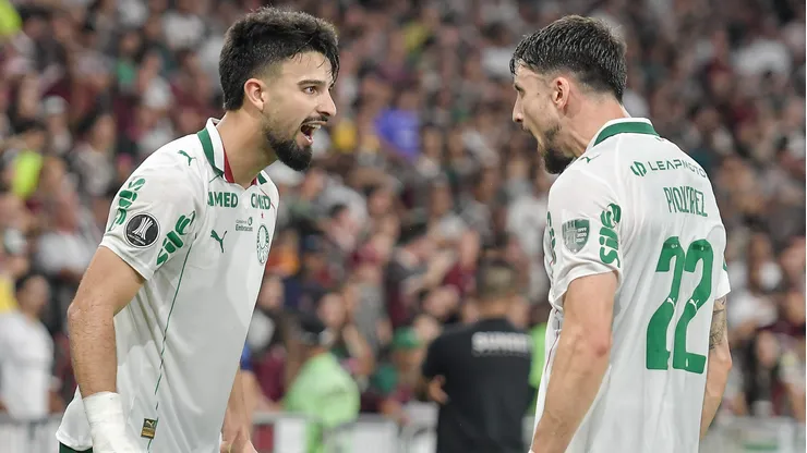 Flaco Lopez omemora seu gol com Piquerez, durante partida contra o Fluminense, no Maracanã, pela Copa Libertadores. Foto: Thiago Ribeiro/AGIF