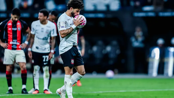 Yuri converte pênalti em Corinthians x Vitória - Foto: Marco Miatelo/AGIF