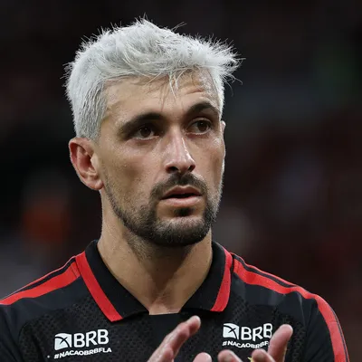 Arrascaeta treina com bola e anima Fla