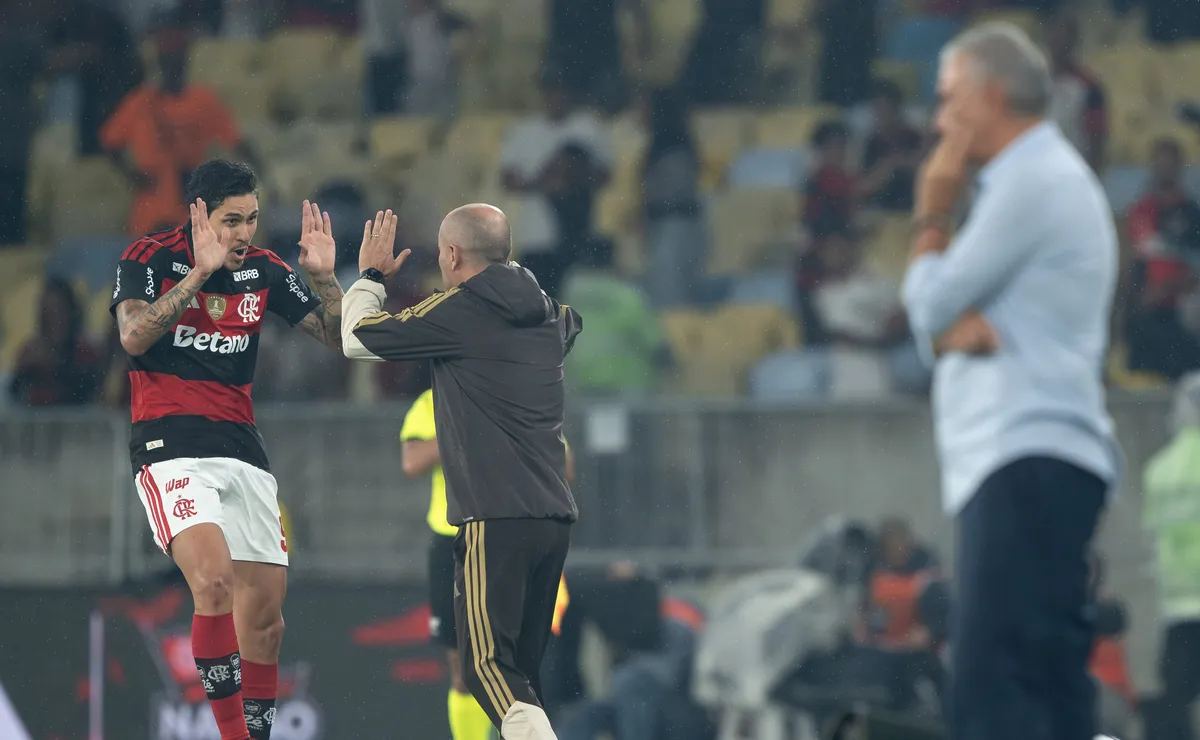 Leonardo Jardim tem conversa com Pedro para espantar a má fase do atacante no Fla