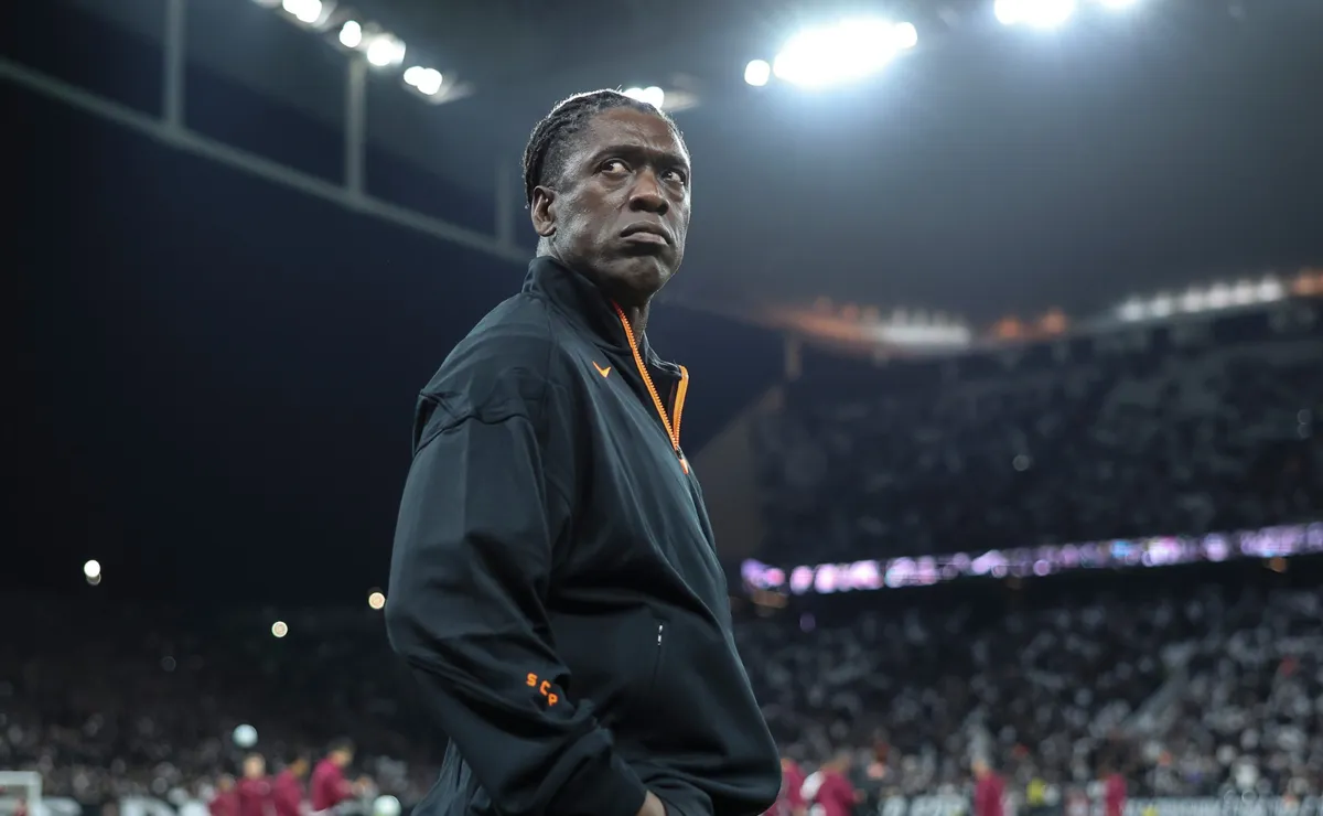 Seedorf causa incômodo nos bastidores do Corinthians com testes em momento decisivo no Brasileirão
