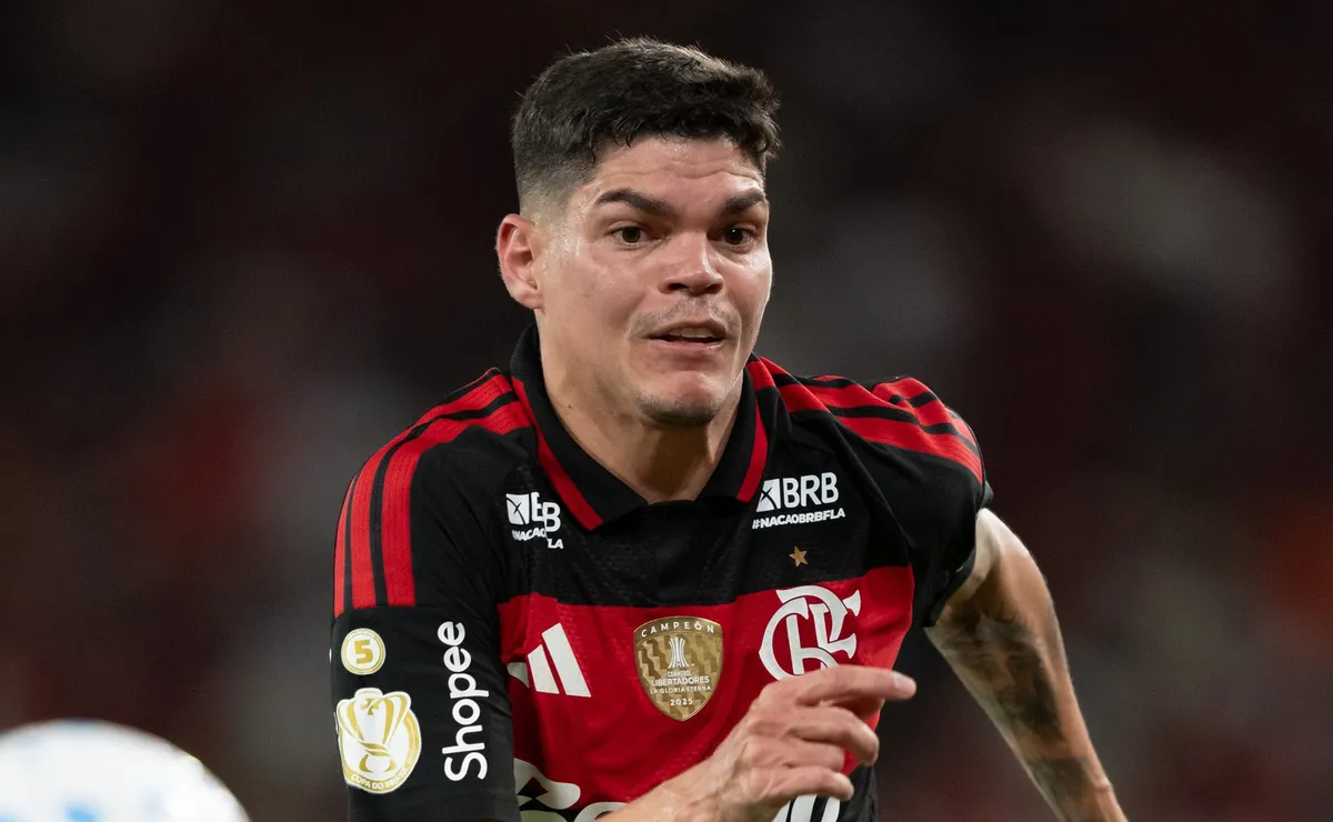 Ayrton Lucas volta a treinar e pode ser novidade no Flamengo contra o Estudiantes