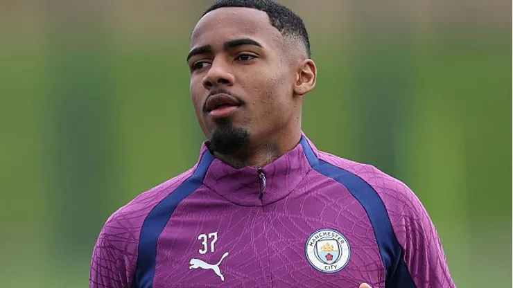 Allan treina no Manchester City - (Photo by Alex Livesey/Getty Images)