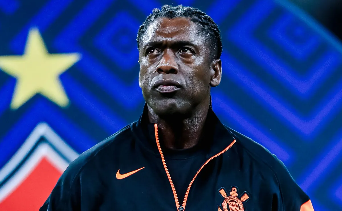 Seedorf vai realizar mudanças na escalação em Vasco x Corinthians e promover volta de Memphis Depay