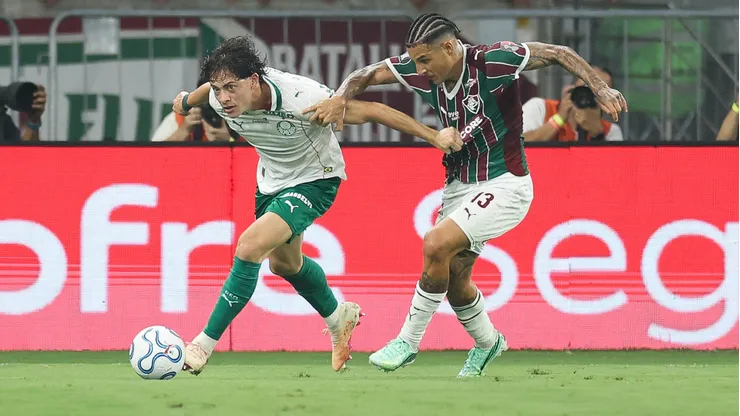 Giay, da SE Palmeiras, disputa bola com o jogador do Fluminense FC, durante partida válida pela semi final, ida, da Conmebol Libertadores, no Estádio Maracanã. (Foto: Cesar Greco/Palmeiras/by Canon)