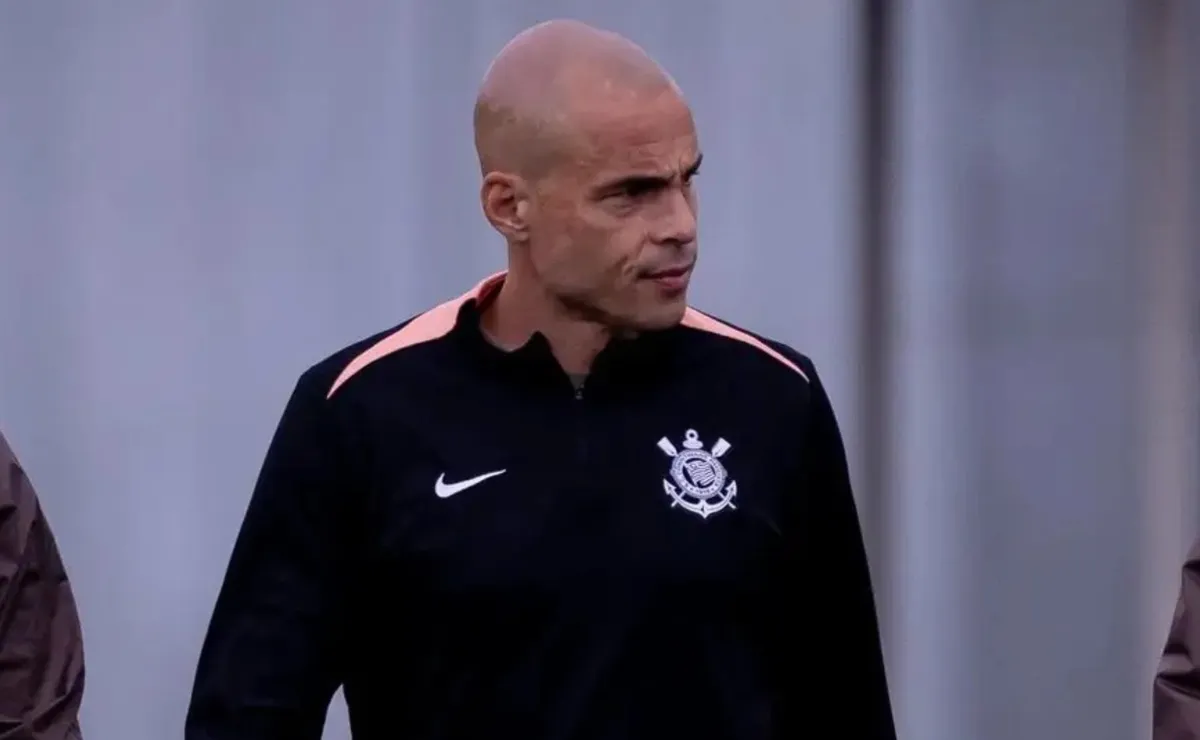 Júlio César deve assumir interinamente o cargo de Marcelo Paz até Corinthians definir substituto