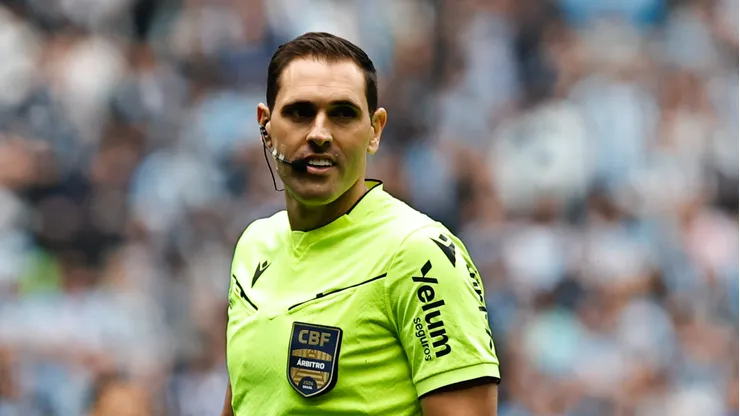 João Vitor Gobi, árbitro de Grêmio x Cruzeiro - Foto: Roberto Vinicius/AGIF