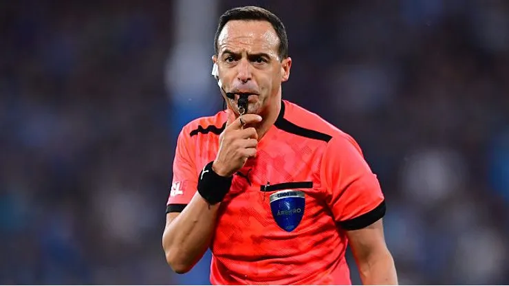Esteban Ostojich é o homem do apito na decisão entra SEP X FFC - (Photo by Marcelo Endelli/Getty Images)