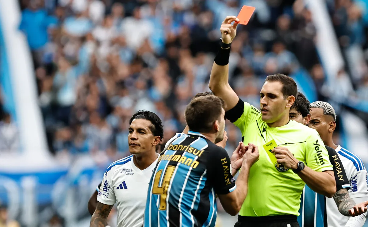 Walter Kannemann é denunciado pelo STJD e pode pegar gancho pesado na reta final do Brasileirão