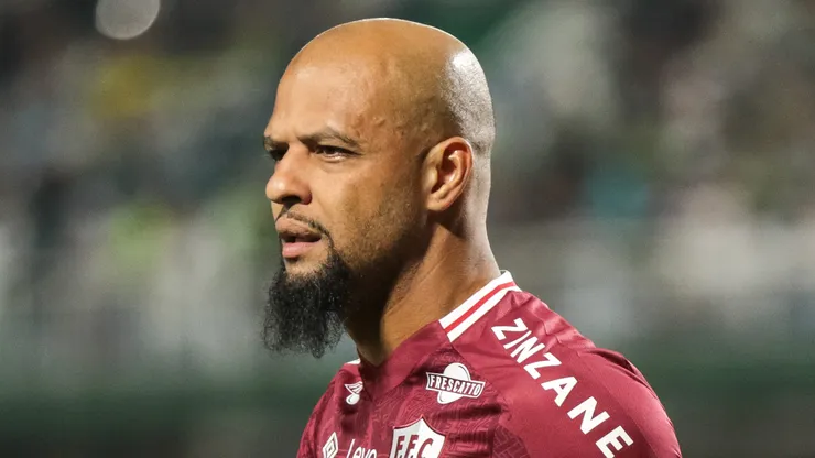 Felipe Melo atuando como jogador do Fluminense durante partida contra o Coritiba. Foto: Robson Mafra/AGIF