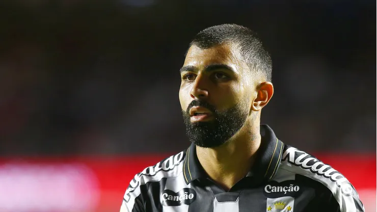 Gabigol em campo durante jogo no MorumBIS, contra o São Paulo.