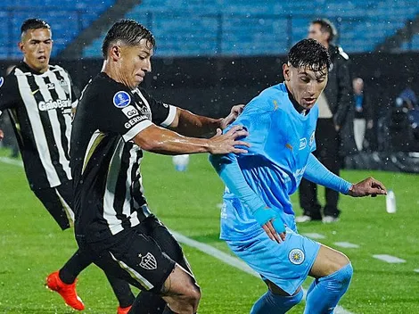 Atlético sofre dois gols no fim, mas se classifica para final