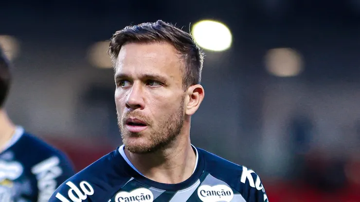 Arthur Melo em campo pelo Peixe durante aquecimento.