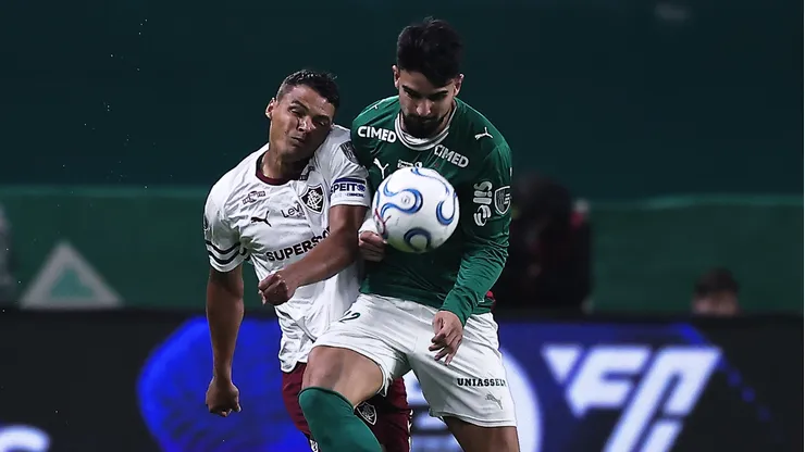 SP - SAO PAULO - 21/10/2026 - COPA LIBERTADORES 2026, PALMEIRAS X FLUMINENSE - Jose Lopez jogador do Palmeiras disputa lance com Thiago jogador do Fluminense durante partida no estadio Nubank Arena pelo campeonato Copa Libertadores 2026. Foto: Ettore Chiereguini/AGIF